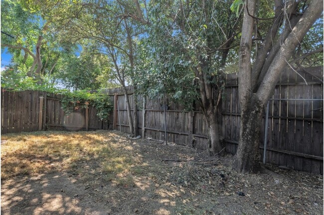 Building Photo - 3944-3944 Renick Way