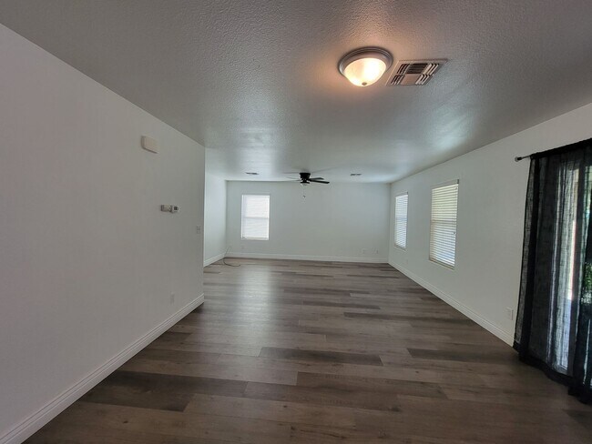 Building Photo - 4 Bedroom 2 Bathroom Home Close to Shopping and Restaurants!!