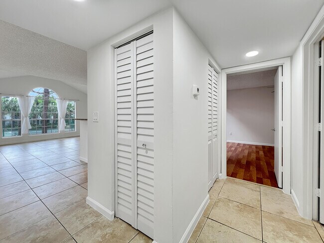 Building Photo - 1011 Crystal Way