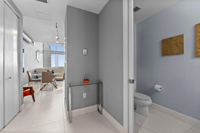 Building Photo - 150 E Robinson St