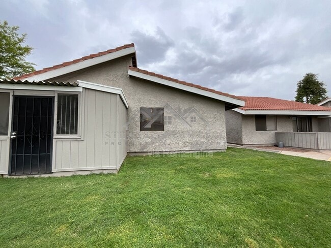 Building Photo - 405 E Bruce Ave