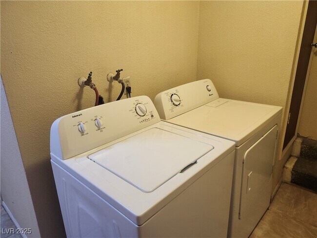 Building Photo - 103 S Mallard St