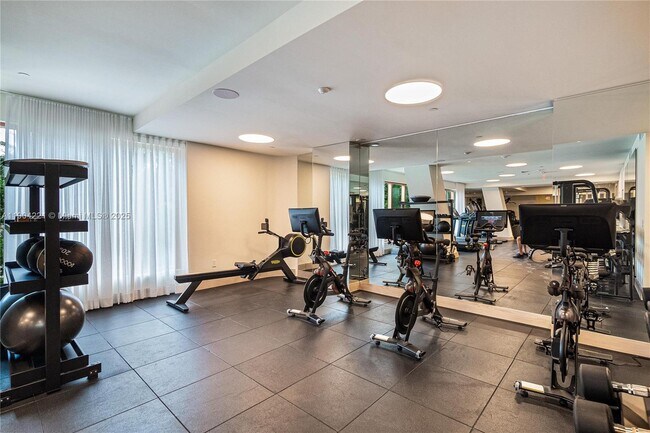 Building Photo - 2678 Tigertail Ave