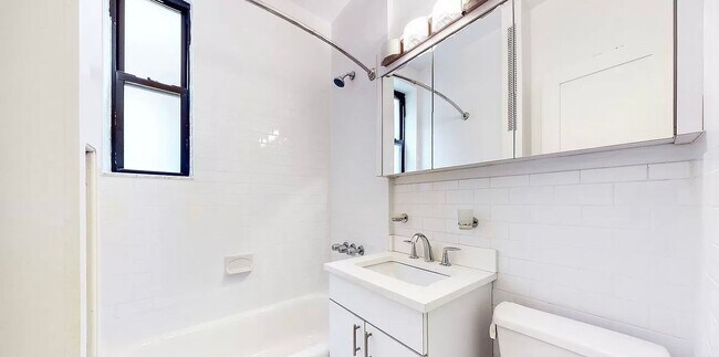 Building Photo - 4 BED WITH IN-UNIT LAUNDRY + ELEVATOR BUIL...