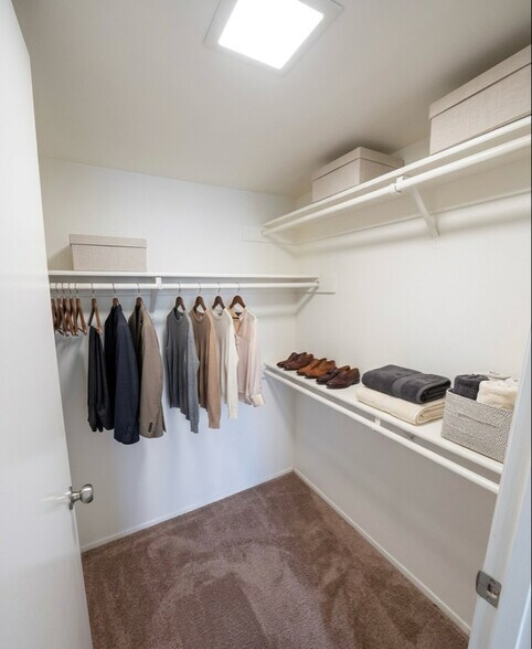 Building Photo - 17635 N Lindner Dr