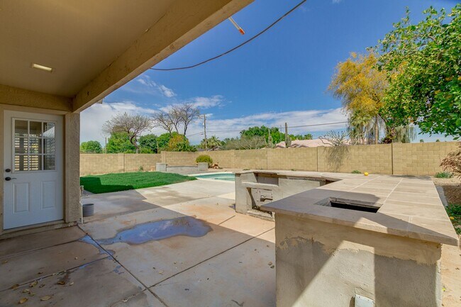 Building Photo - 4314 E Juanita Ave