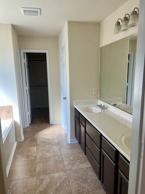 Building Photo - 1323 Kaliste Meadow Dr