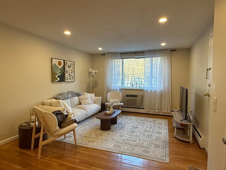 Building Photo - 197 Kent St