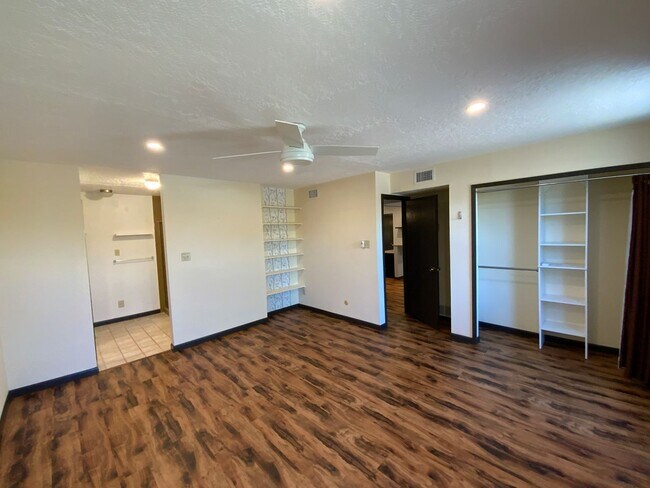 Building Photo - 3 Bedroom Single Story Home Available Near...