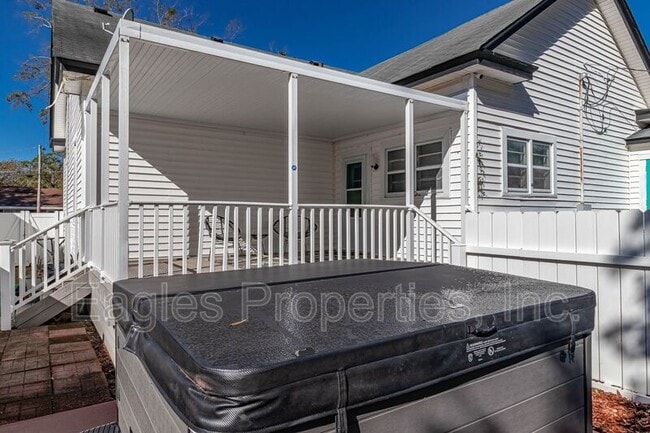 Building Photo - 512 N Pineview Ave