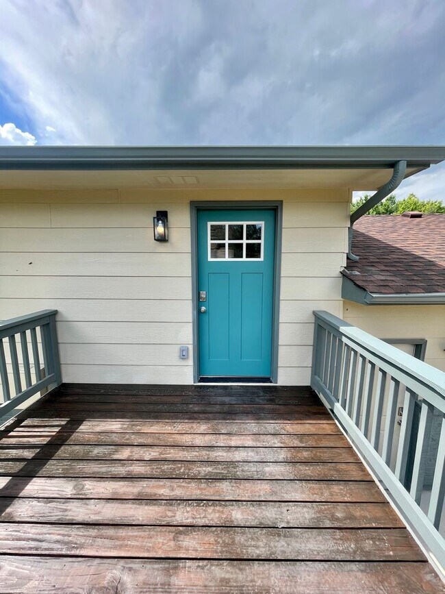 Building Photo - 1011 De La Vista Ln