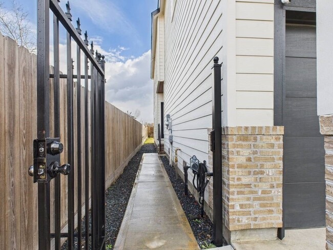 Building Photo - 6310 Norland St