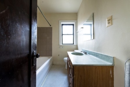 1514 W 77th Apartments Bathroom - 1514-20 W 77th