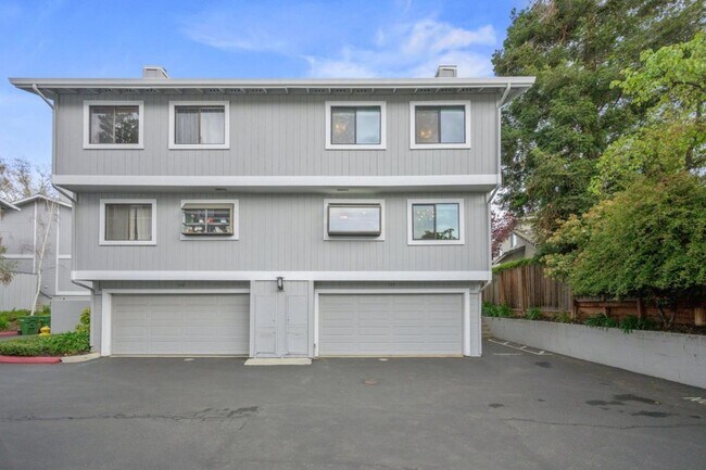 Building Photo - Immaculate 3 Bedroom 2.5 Bath Condominium ...