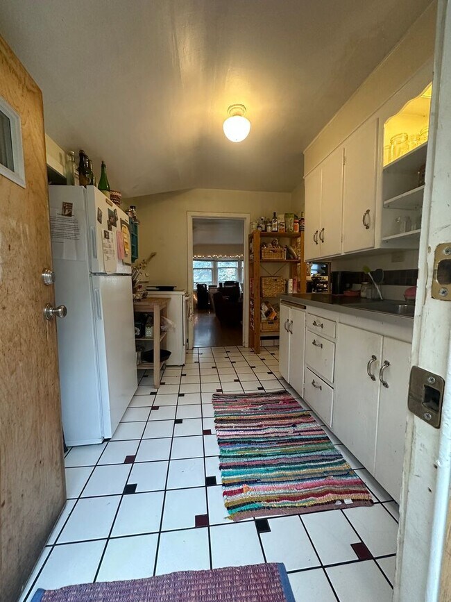 Building Photo - 338 N Garden St