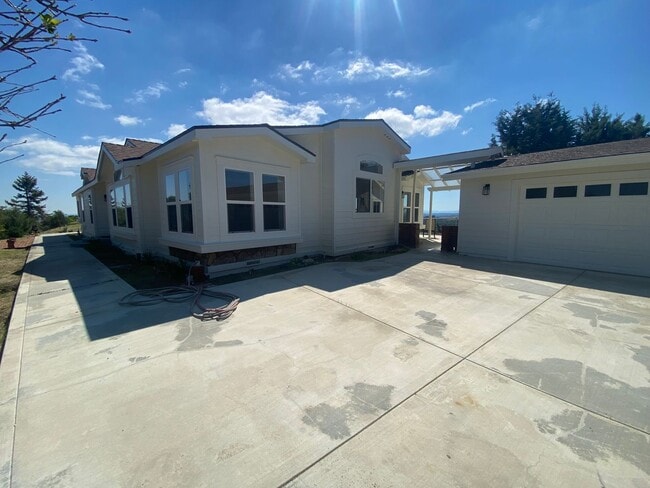 Building Photo - Panoramic Views - 46 West - Hilltop Property