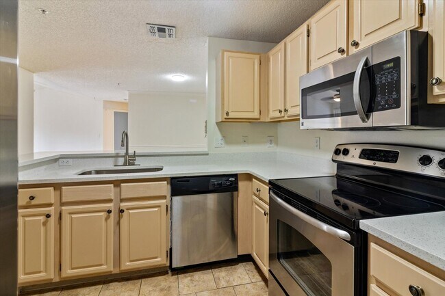 Building Photo - 1999 Summer Club Dr