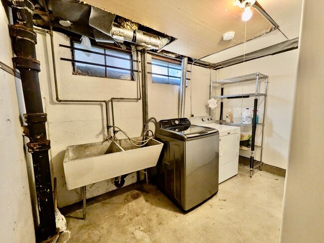 Building Photo - Spacious 2 Bedroom 1 Bathroom Unit Located in a Great Area Just a Few Blocks From The Hawthorne D...