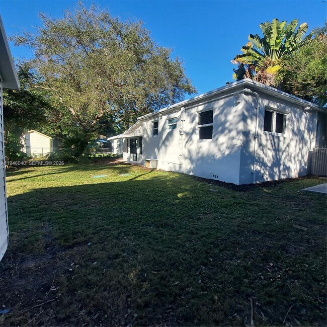 Building Photo - 5840 SW 51st St