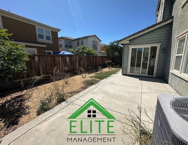 Building Photo - Spacious and Stylish 4-Bedroom Home in Des...