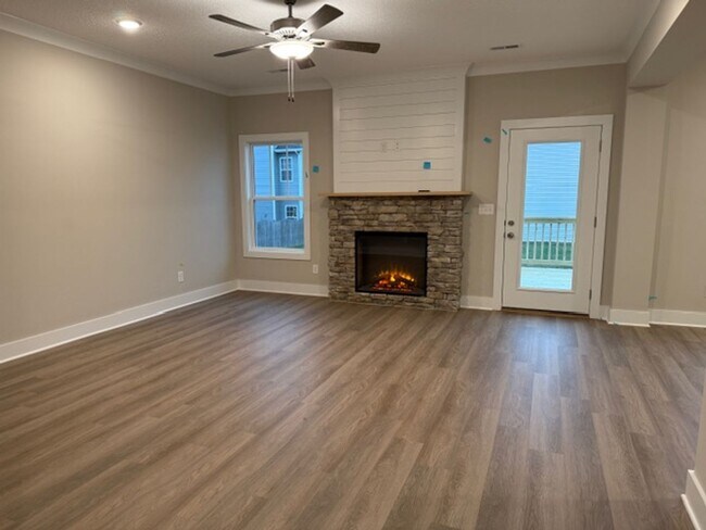 Building Photo - Maryville 37803 - 3 bedroom 2.5 bath - contact Vicki Everbach 865-679-1715