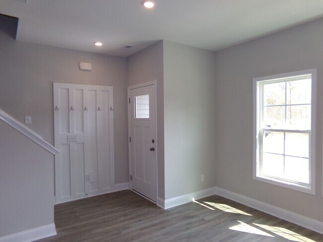 Building Photo - 201 Loren Rd
