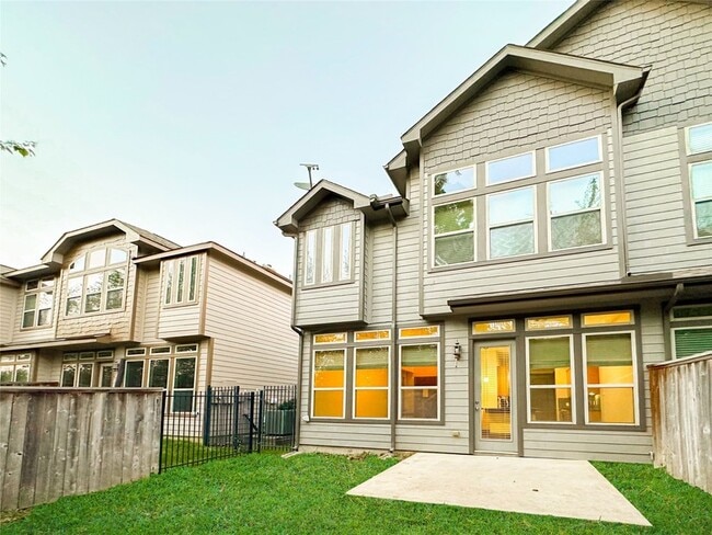 Building Photo - 95 Aventura Pl