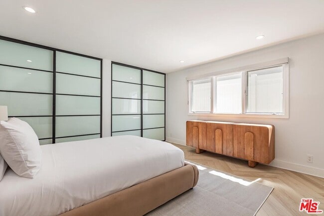 Building Photo - 502 Evelyn Pl