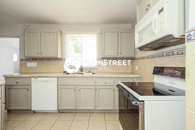 Building Photo - 3 Bedroom Pet-Friendly Home in TUCSON, AZ with Main Street Renewal