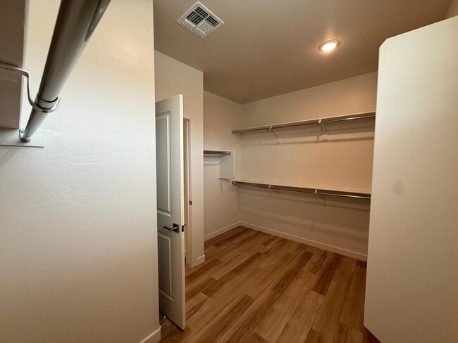 Building Photo - 624 N Vine St