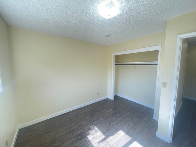 Building Photo - 4590 Excelsior Rd