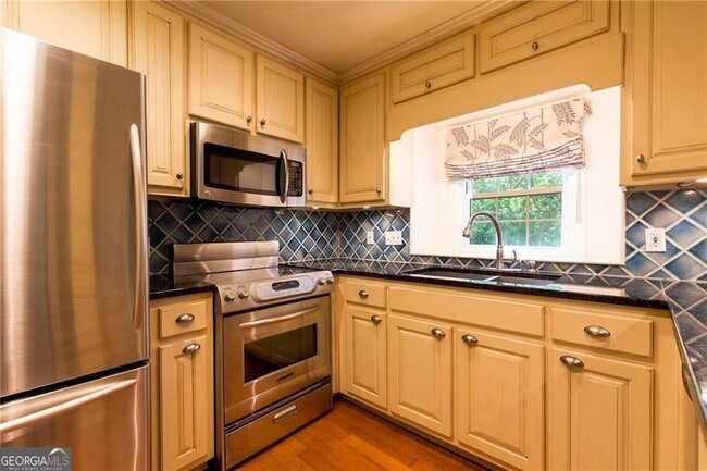 Building Photo - 82 Montre Square NW