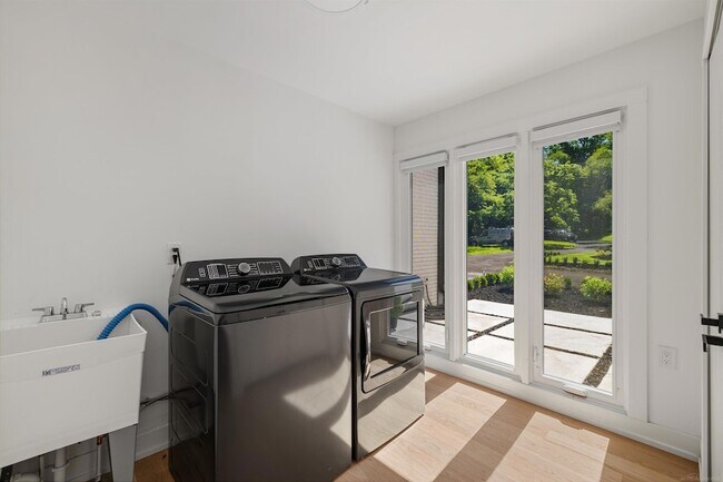 Building Photo - 300 Camelot Way
