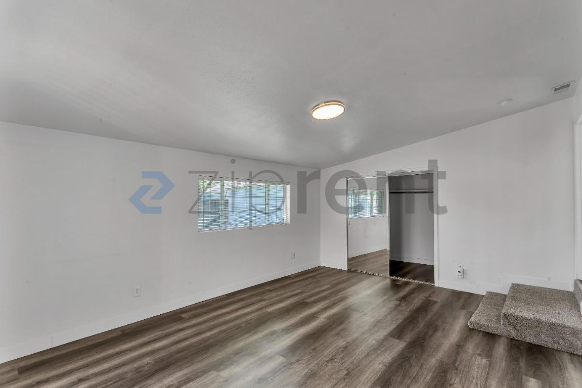 Building Photo - Unit