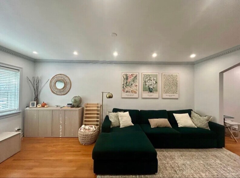 Building Photo - 65-43 Alderton St