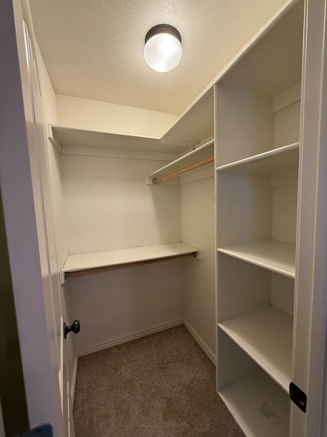 Building Photo - Now Pre-leasing for Mid-April