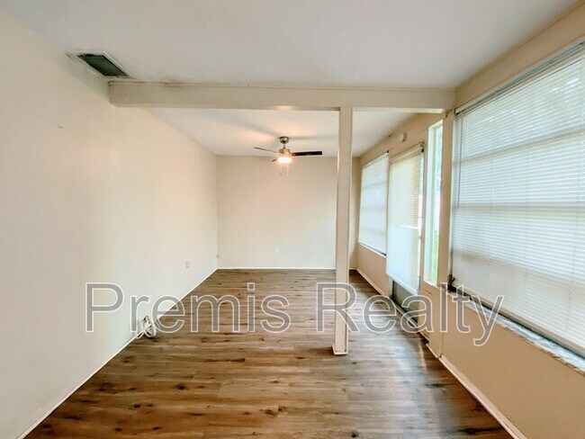 Building Photo - 1121 Mary Jane Ln