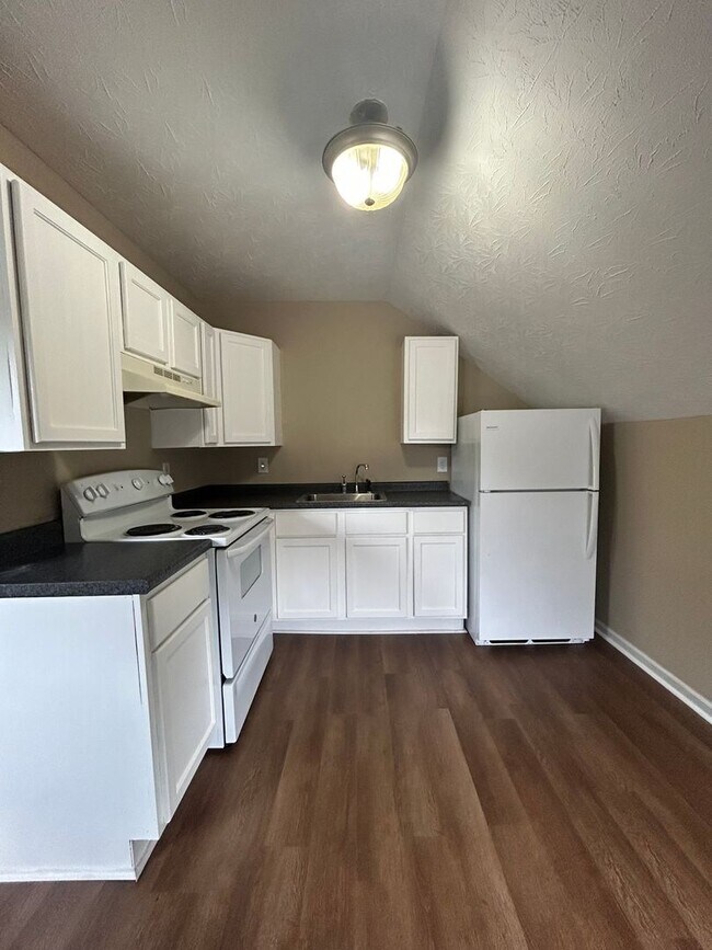 Building Photo - 114 Georgia St