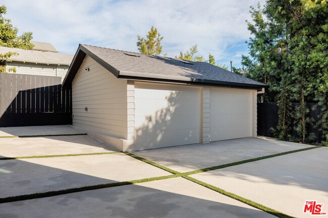 Building Photo - 1016 Manzanita St