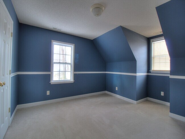 Building Photo - Beautiful 3 bedroom / 2.5 Bath Home in Win...
