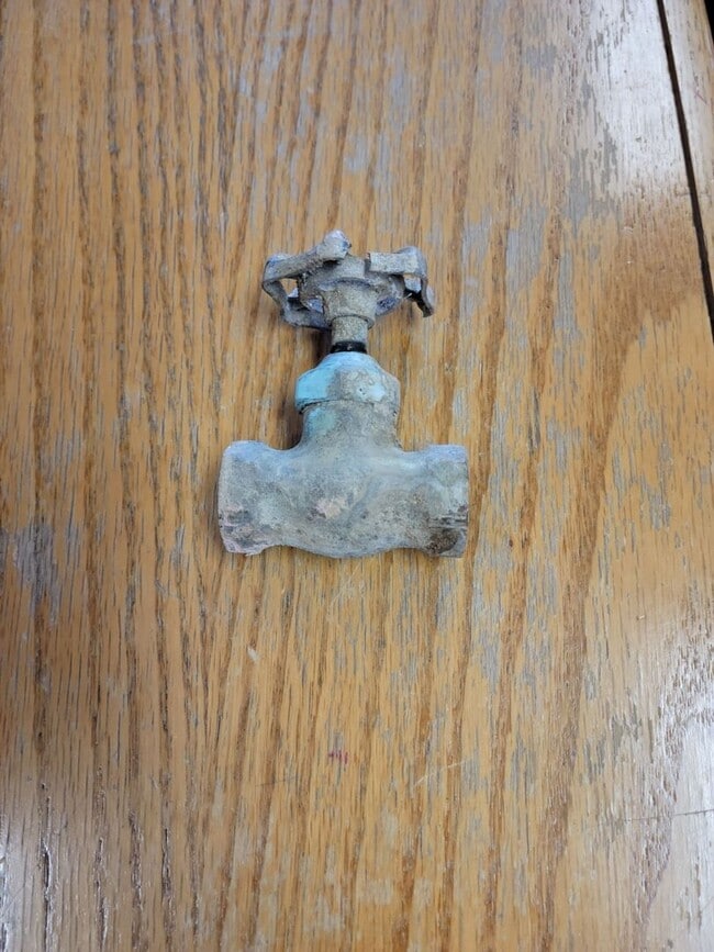 Building Photo - 3 bedroom, 1 bath in town