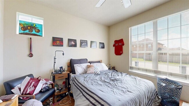 Building Photo - 2933 McLaren Dr