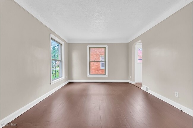 Building Photo - 401 E 257th St