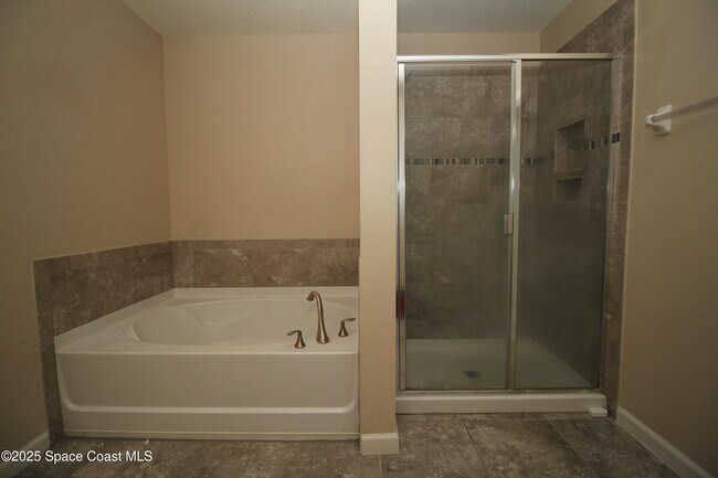 Building Photo - 824 Musgrass Cir