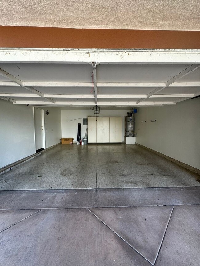 Building Photo - Modern Tri-Level Townhome in Tustin Ranch
