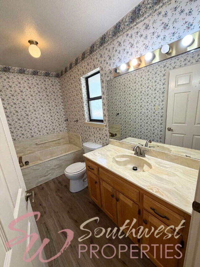 Building Photo - 2 bedroom 2 bath well maintained home close to city park!