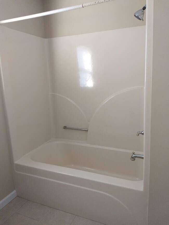 Building Photo - 98 Russell Ln