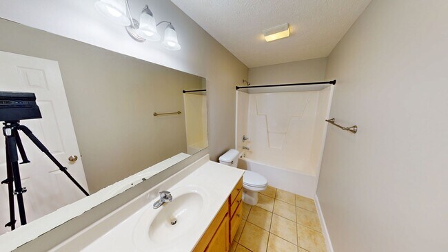 Building Photo - Open Floor Plan with Fenced Back Yard in L...