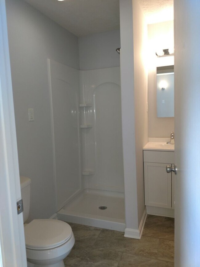 Building Photo - 3 Bedroom 3 Bathroom House in Town of Fron...