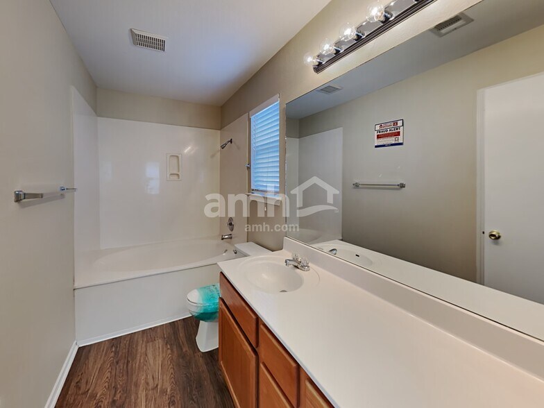 Building Photo - 1419 Diamond Blf